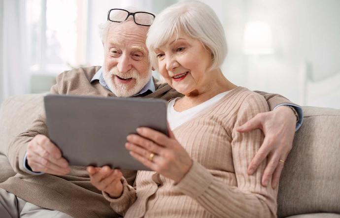 ein älteres Paar wählt im Online-Shop von CasaGusto Menüs aus