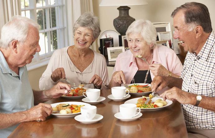 Eine Gruppe von Senioren geniesst gemeinsam ein Menü von CasaGusto